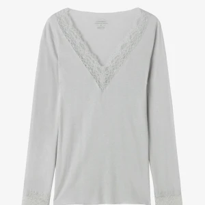 Ljusgrå långärmad intimissimi tröja - Supersnygg ljusgrå långärmad topp från intimissmi med v-ringning och fina spetsdetaljer vid halsringning och ärmslut. Toppen är i mjuk bomullsmix och har en slim passform som sitter snyggt på kroppen. Perfekt att styla med jeans eller kjol. Orginalpris : 489