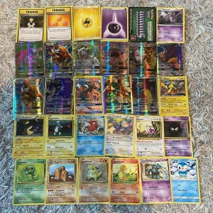 Pokémonkort - Blandad samling GX, holo och vanliga - Kontakta mig gärna med bud eller prisförslag. En färgstark samling Pokémonkort med både GX, holo och klassiska kort! Perfekt för dig som vill boosta din samling eller spela med vänner. Här hittar du favoriter som Charizard, Raikou, Magikarp och många fler. Passar både nya och erfarna samlare!