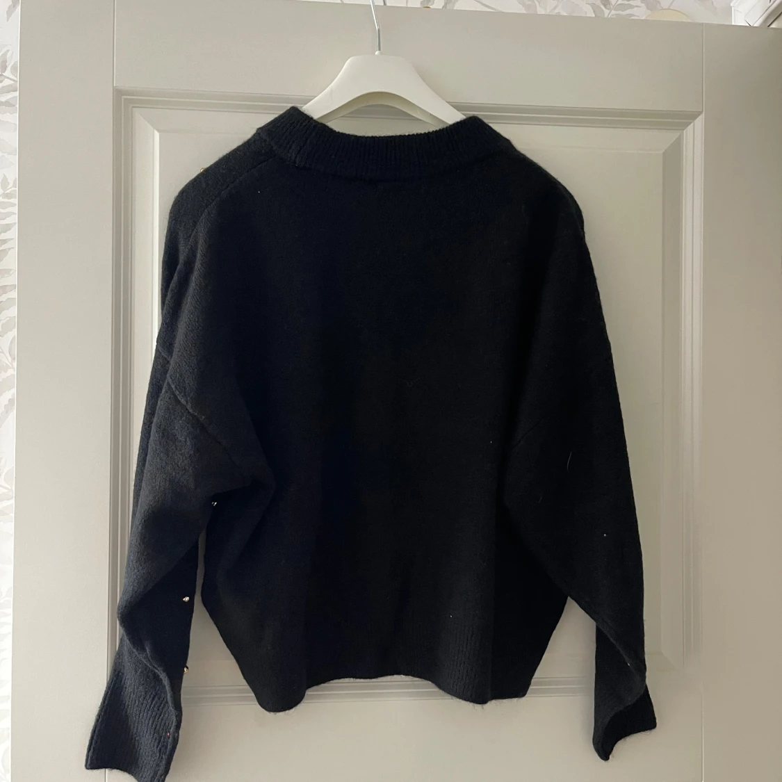 Svart stickad tröja med pärlor - 1