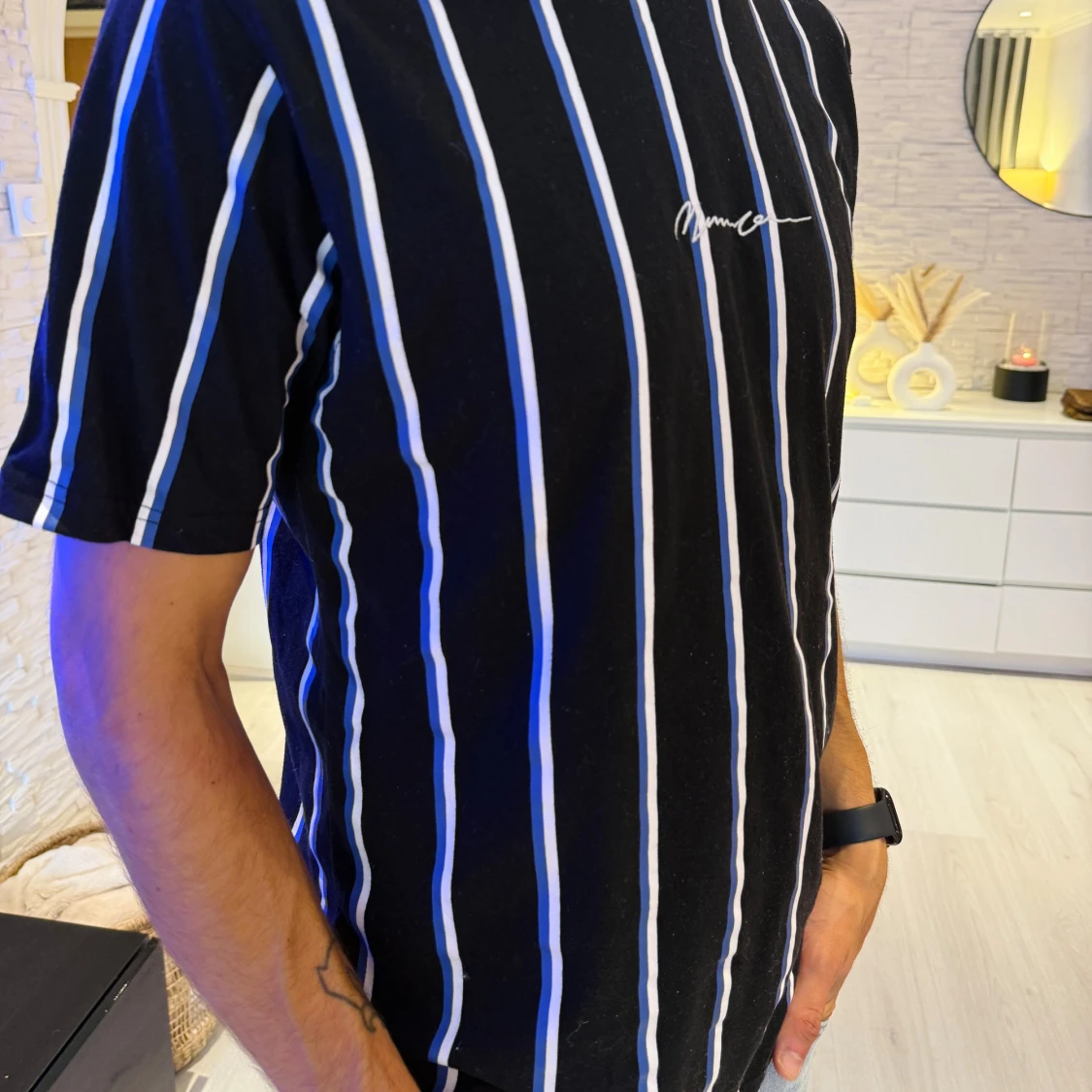 Svart randig t-shirt från Mannen - 2