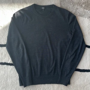 Uniqlo Merino Crewneck - Merinoulls tröja från Uniqlo med ett litet hål i höger armhåla, därav den säljs för bara 99kr | Storlek: XS - Skick: 6/10 - Nypris: 699kr - Mitt Pris: 99kr!