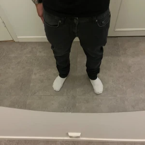 Mörkgråa slim fit jeans - Dressman - Snygga mörkgråa jeans från Dressmann i slim fit-modell. Storleken är W - 31 och L - 30. Sällan använda, är i väldigt bra skick!!
