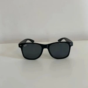 Ray-Ban - Helt nya solglasögon. Mindre model utav Wayfarer. Väldigt bra pris så först till kvarn😁 måtten på sista bilden. Ej äkta