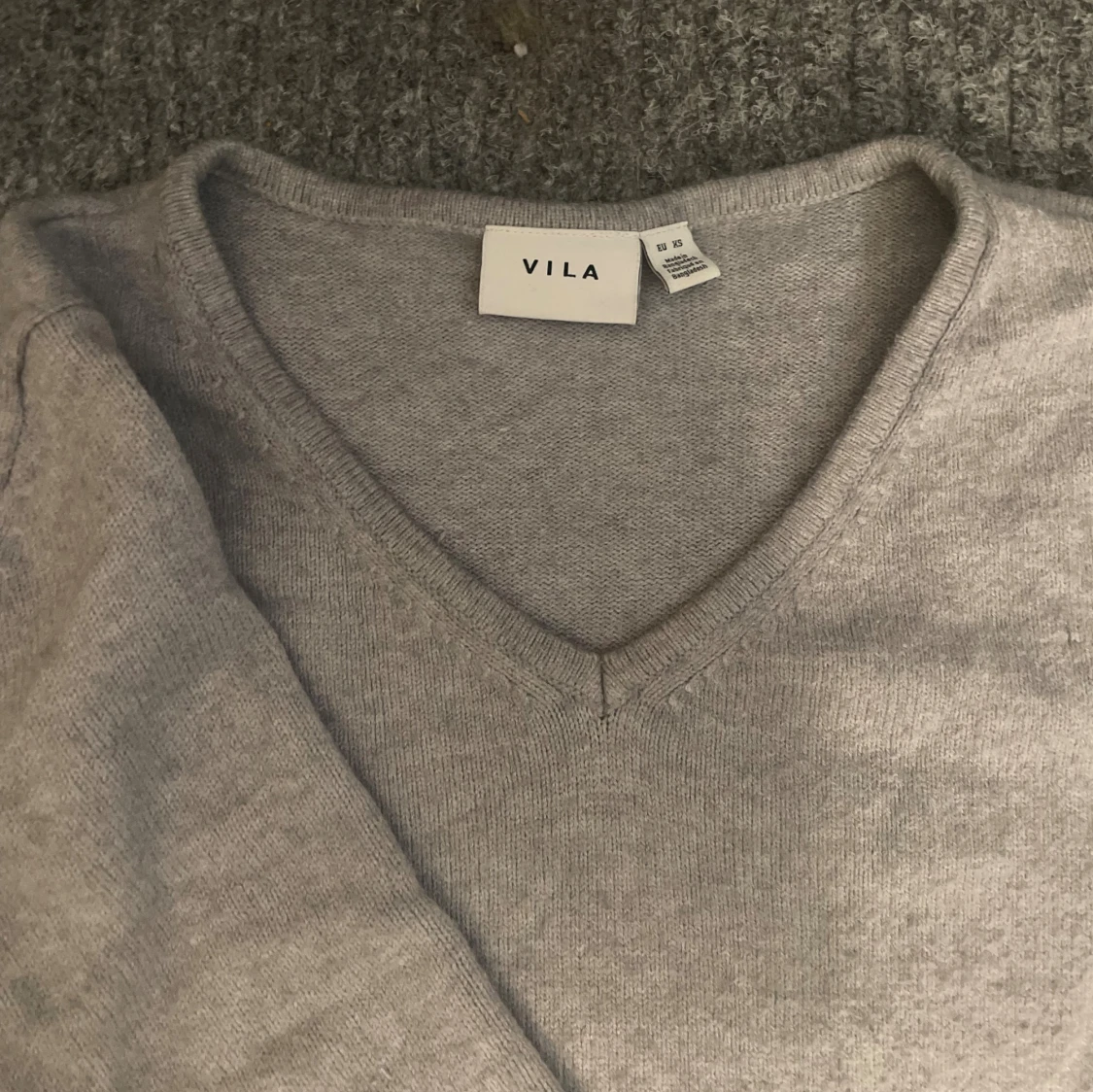 Ljusgrå v-ringad tröja från Vila - 1