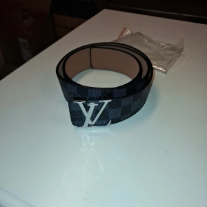 Svart bälte - Svart bälte med klassiskt schack mönster. Helt nytt skick. Hålgörare ingår. Storlek: 105cm. Mitt pris: 249kr bästa kvalité du kan hitta😉