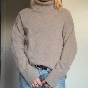 Stickad tröja beige - Supermjuk beige polotröja från My Aurora i kashmir och ull. Nypris 1600:-