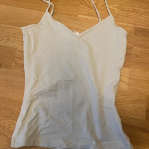 Linne - Ett linne med lite v-ringning. Från hm i storlek xs. Nästan aldrig använd💕