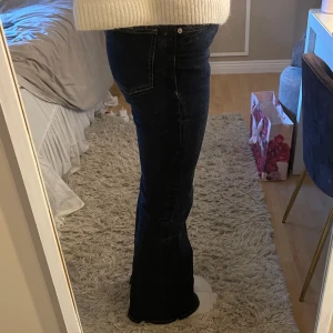 Bootcut jeans  - Jättefina mörkblå jeans från mango med medelhög midja, jag är 174 och längden är perfekt på mig!