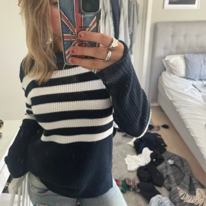 Sätila Stickad Tröja - Säljer en mötkblå och vit randig stickad tröja med breda horisontella ränder. Jättemysig och fantastisk kvalité. Nypris ca 2000