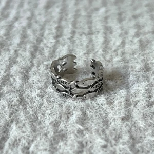 Marine Stream - Minimalist ring with ocean-inspired fish shapes encircling the band. Adjustable and versatile.