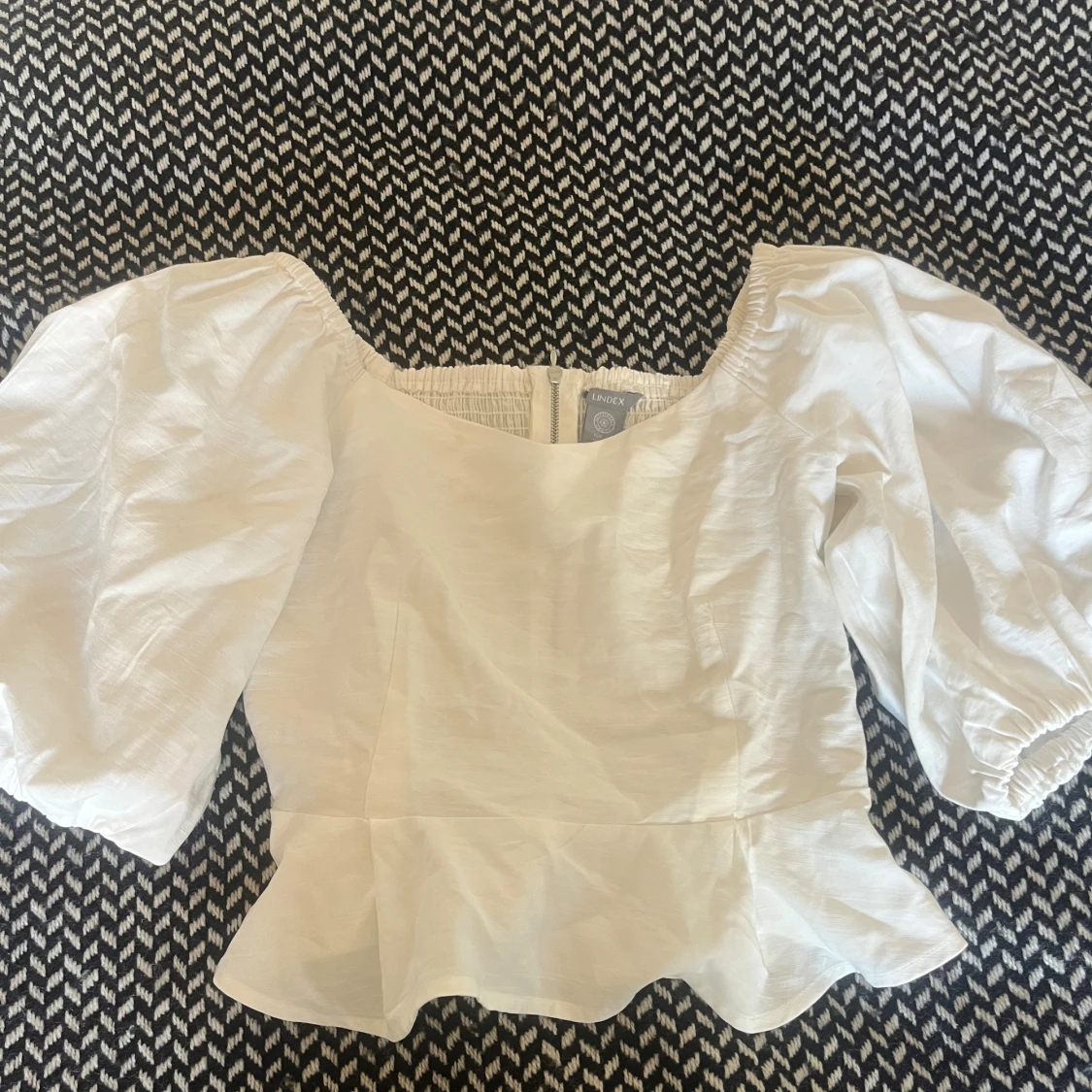 Vit blus med puffärm från Lindex