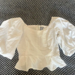 Vit blus med puffärm från Lindex - Säljer en vit blus från Lindex med breda puffärmar och smockad rygg 💕💕💕