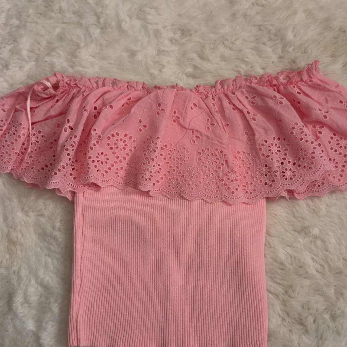 Rosa offshoulder topp med volang - 1