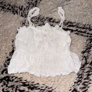 Vitt puffigt kort linne - Vit puffigt kort linne. Bra skick, storlek: xxs