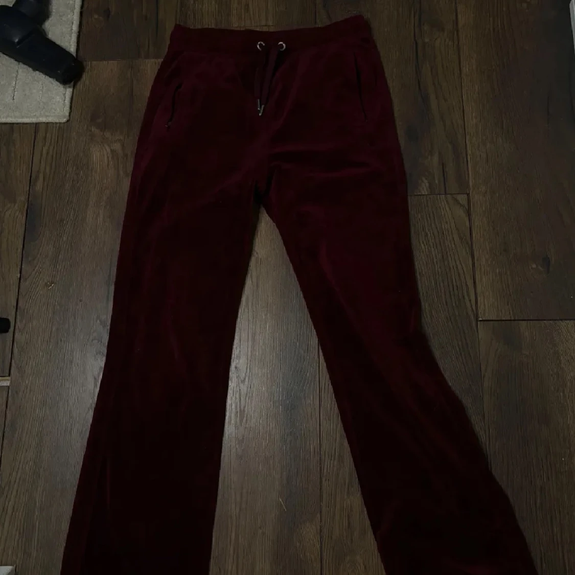 Vinröda manchesterbyxor med snörning