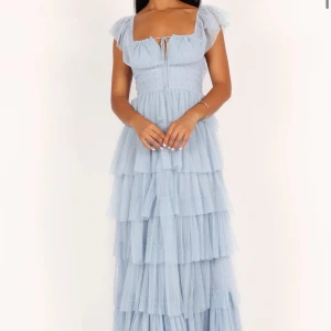 Balklänning  - Har blivit dags för mig att sälja min älskade balklänning. Klänningen kommer från petal & pup och är endast använd vid ett tillfälle. Storlek M, vilket jag skulle säga motsvarar 36/38! Slutsåld på hemsidan🤍