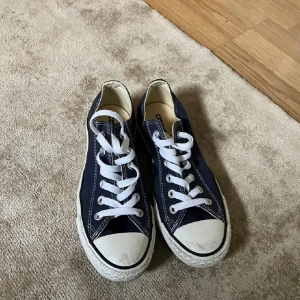 Mörkblå Converse sneakers låga - Klassiska låga Converse sneakers i mörkblå canvas. Storlek 38