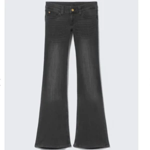 Mörkgrå bootcut jeans - Snygga mörkgrå cheap monday jeans med bootcut-modell och klassisk femficksdesign. Jeansen har låg midja och är från weekday😊Storlek W23 L30