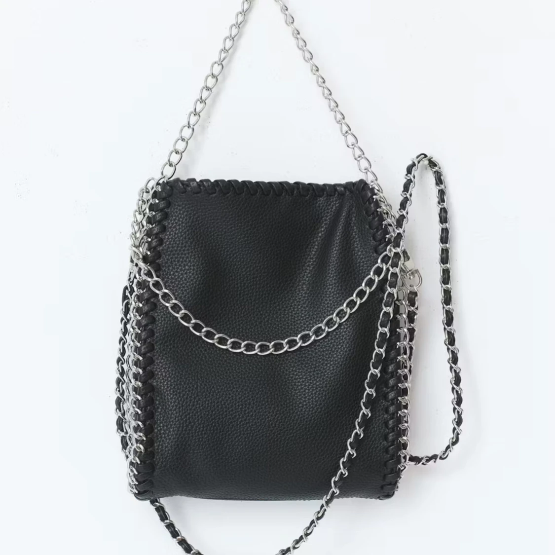 Svart axelväska med kedjedetaljer - 1