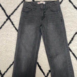 Levi's 511 svarta jeans - Svarta Levi's 511 jeans. Helt ärligt vill jag ha dem men dem är bara för stora men dem är helt nya aldrig använda 