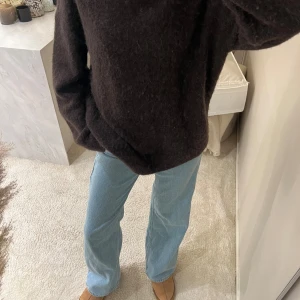 Mörkbrun stickad tröja från H&M - Mysig mörkbrun stickad tröja från H&M i ull- och alpacablandning. Tröjan har en loose passform, rund hals och långa ärmar. Perfekt för dig som gillar en enkel och chill stil med lite fluffig känsla. Köpt för original priset!! Endast använd någon enstaka gång!