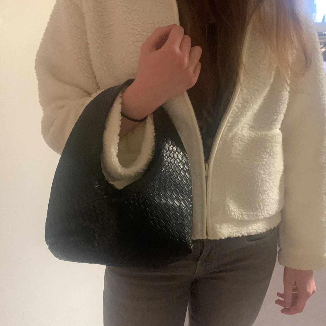 Svart axelväska i flätat skinn - 1