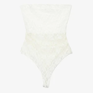 Vit spets bandeau tubtopp - Säljer denna super fina vita spetsbody som är  genomskinlig! Den är aldrig använd och har till och med kvar prislappen