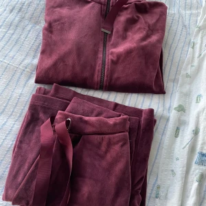 Vinröda mjukisset i sammet - Mysiga vinröda mjukisbyxor och tröja  i sammet med bred resår och dragsko i midjan. Knappt använda för byxorna vart på tok för långa för mig! 😅