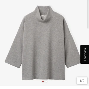 Ljusgrå trekvartsärmad polotröja  - Säljer denna snygga ljusgrå polotröja men trekvartsärm från Carin Wester. I nyskick