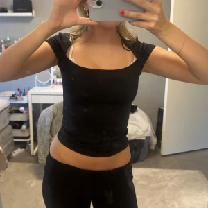 Svart tröja basic - Enkel fin tröja från gina tricot som tyvärr är för liten!!💞💞lappen är kvar