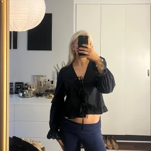 Svart blus med knytning och broderlig på ärmarna - Jättesöt blus från Veromoda i storlek M🌸
