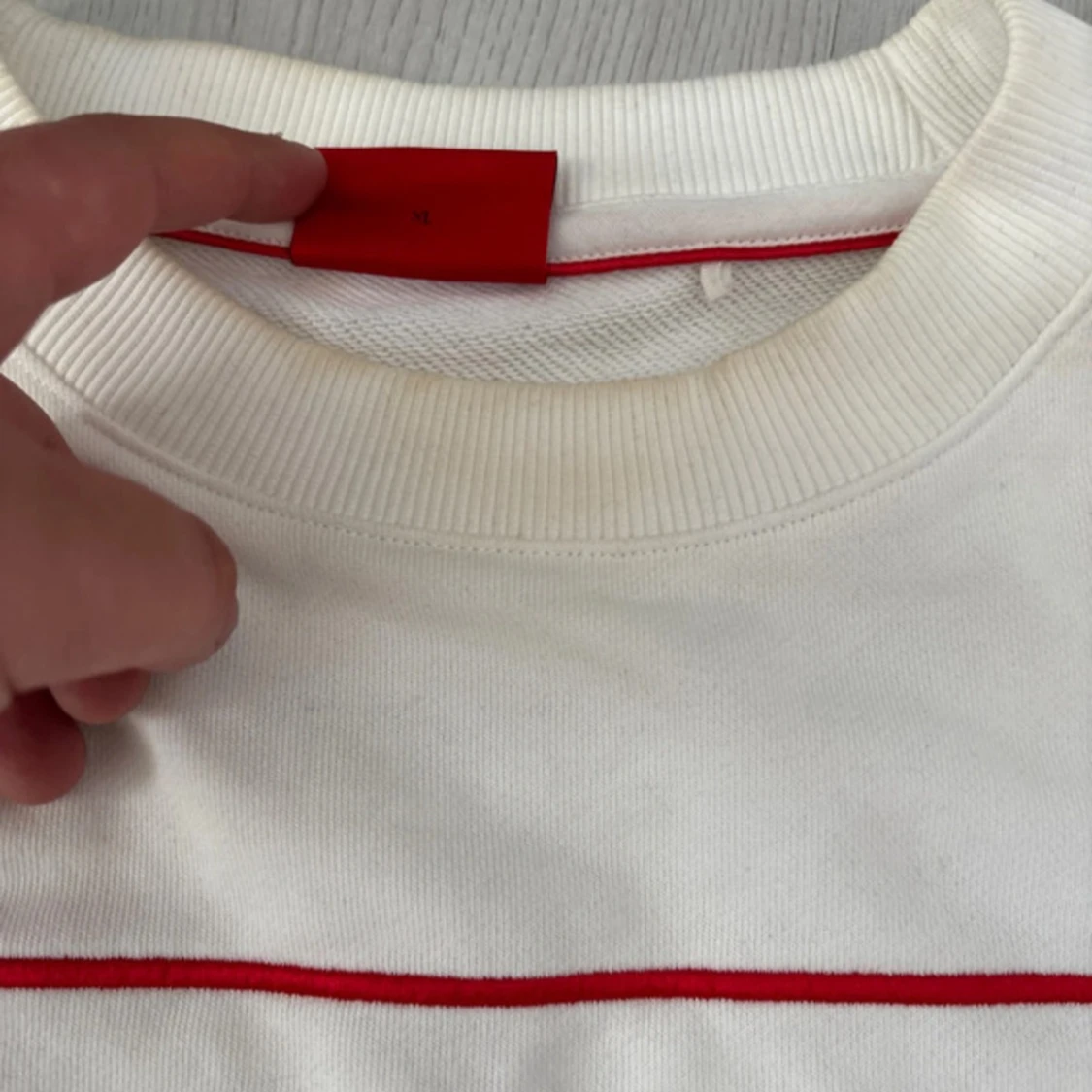 Vit sweatshirt från HUGO med röd detalj - 2