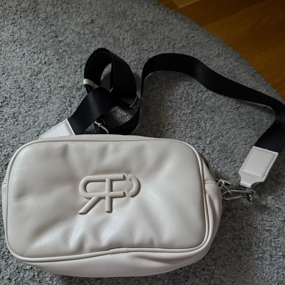 Beige axelväska från Rebecca Fredriksson