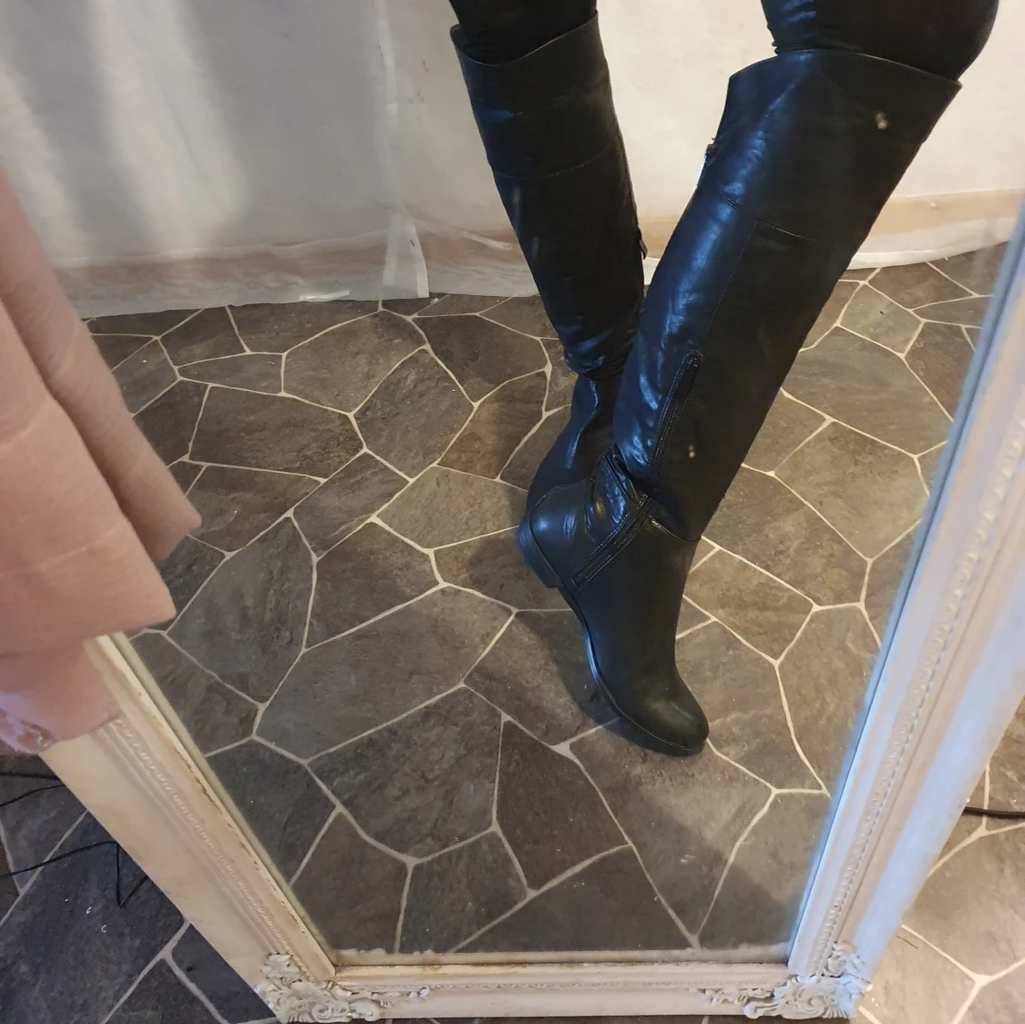 Svarta höga faux skinnstövlar - 2