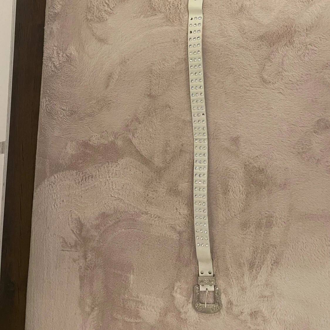 Vitt bälte med glittriga stenar