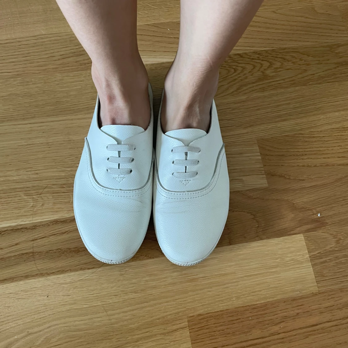 Vita sneakers från Bata - 3