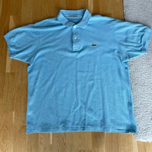 Lacoste piké ljusblå - L men funkar för min son i M om man vill ha en lite större passform. Nyskick, inga skråmor. Minns inte nypris från när jag köpte den, men en snabb googling får mig att uppskatta runt 1000kr. Skicka gärna dm vid intresse, svarar alltid snabbt😁👍