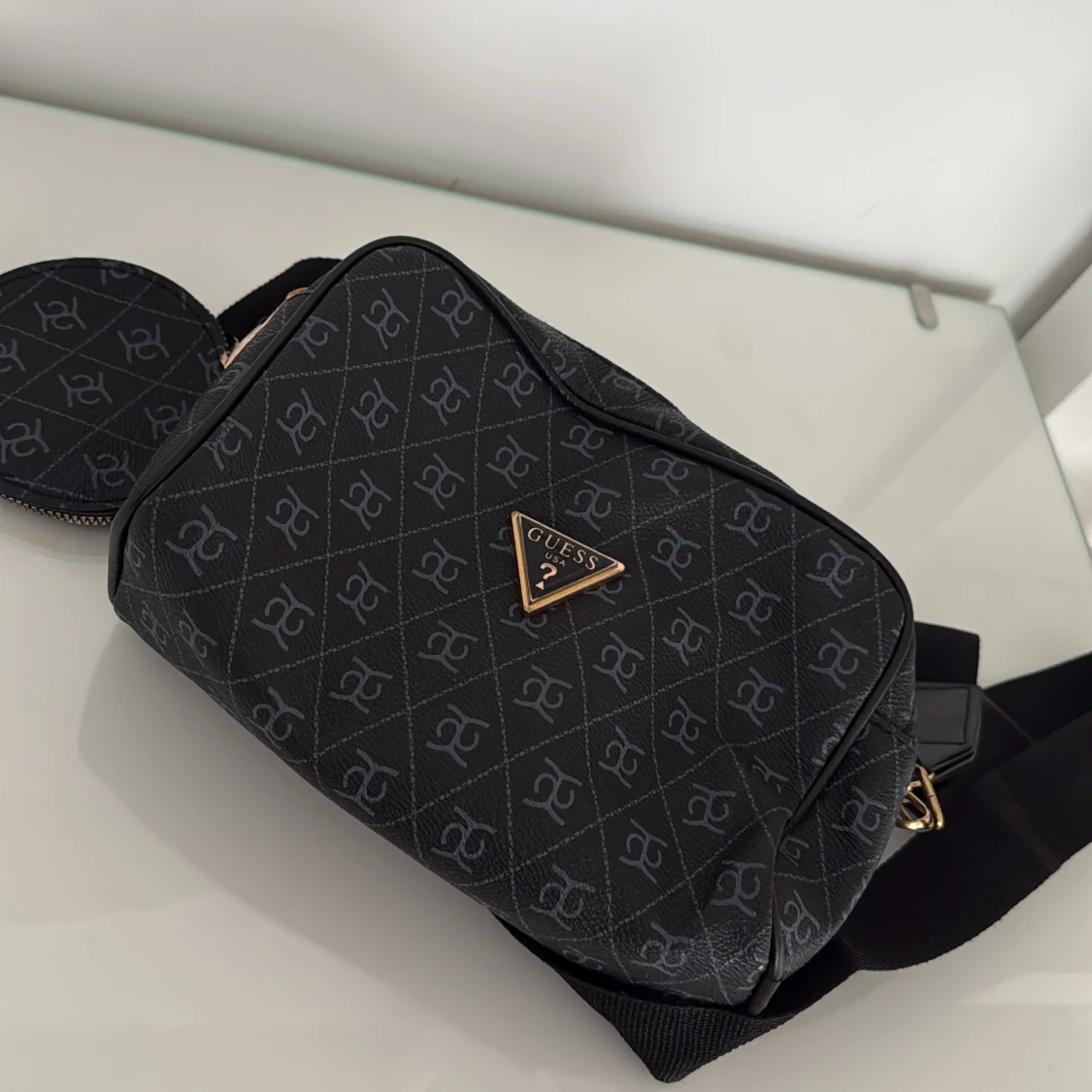 Svart axelväska från Guess med mönster - 1