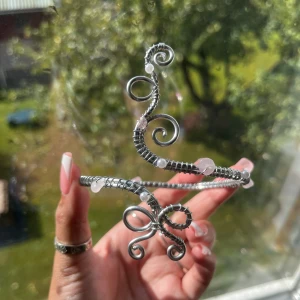 Armcuff  - 🌸Går att böja ut eller in för att få din perfekta passform 🌺Gör även customs!! Skicka in bild eller din idé så kan vi nog säkert lösa det 🥰