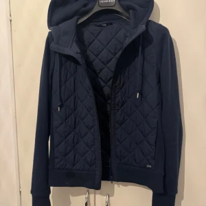 Marinblå Cardigan  - Skön Marinblå cardigan i Storlek Xs. Perfekt för båda höst och vår.