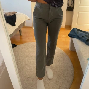 Kostymbyxa  - Slacks modell, i nyskick. Storlek 34, använda fåtal gånger. Finns en synlig fläck vid bakre ben men som inte är så synlig. Fläcken fanns där när jag köpte dom:/