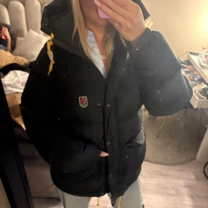 BYTA FJÄLLRÄVEN! - Hej har en svart  fjällräven jacka som jag endast haft en vinter säsong. Den är i jätte fint skick och som ny. Hade velat byta mot antingen en grön eller mörkvlå i storlek M🩷