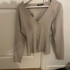  Shaped Cardigan Gina Tricot  - Jättefin beige kofta från Gina Tricot. Helt perfekt till alla tillfällen💕