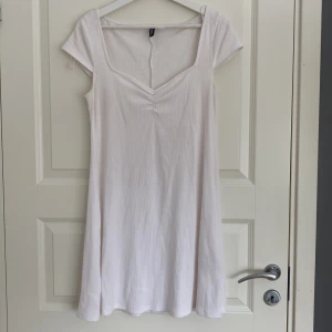 Vit klänning från H&M - Jättefin ribbad vit tyg klänning som är perfekt till skolavslutning osv! Den är lite genomskinlig men det går alltid att lösa! Den va lite för stor för mig 