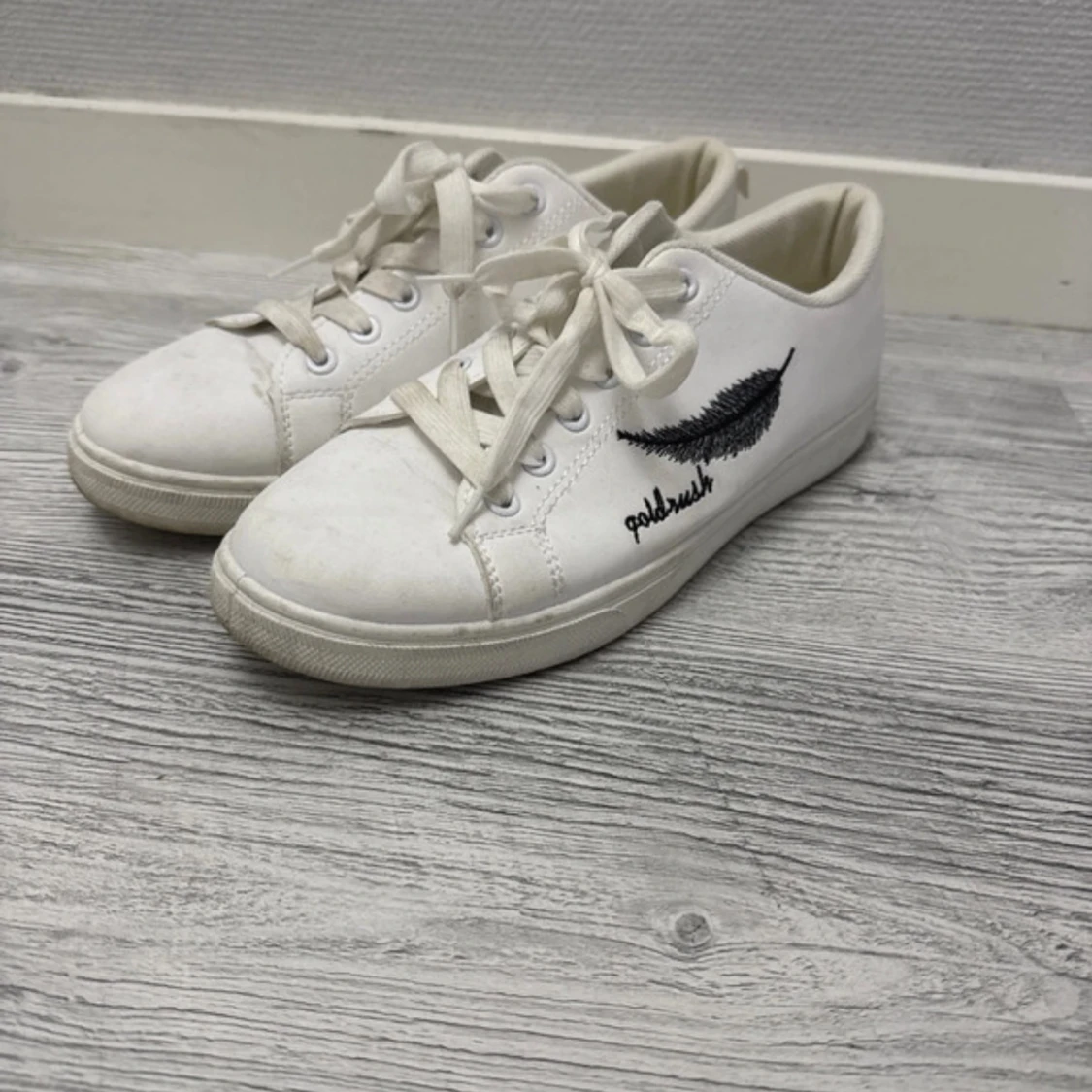 Vita sneakers med broderad fjäder 40