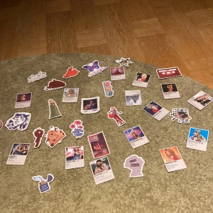 Taylor Swift Stickers Collection - En färgglad samling stickers med Taylor Swift-tema! Perfekt för att dekorera datorn, mobilen eller anteckningsboken. Motiven inkluderar ikoniska bilder, citat och symboler från olika album och turnéer. Ett måste för alla Swifties som vill visa sin kärlek till popikonen.                        Jag säljer för att jag inte gillar hennes musik lika mycket längre och kommer inte använda dom. Köpta på fyndiq. Priset gäller alla klistermärken 