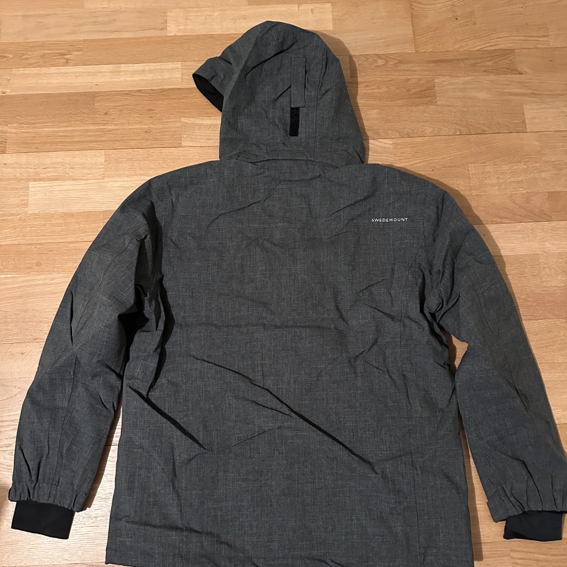Grå vindjacka med huva från Swedemount - 3
