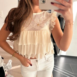 Topp med volang  - Snygg topp i volang 