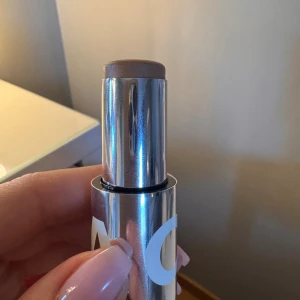 CAIA BB-Stick 40C  - BB-Stick foundation från CAIA i nyansen 40C. Jag har testat den till brknzer men upplevde att den blev för mörk till mig. Testat den 3-5 gånger. Hör gärna av dig vid frågor💗