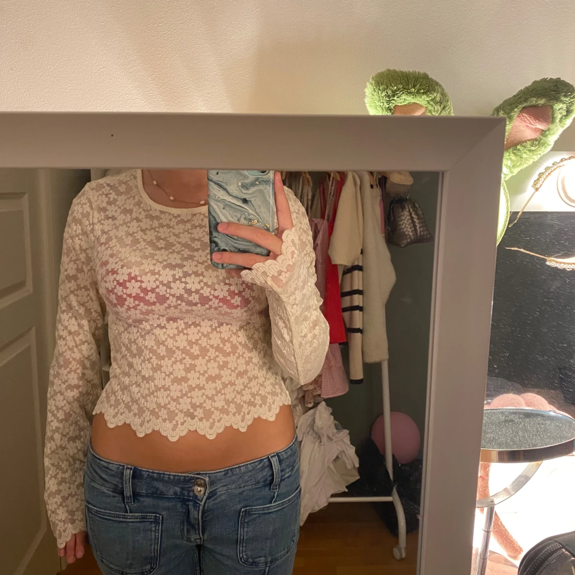 Vit blommig spetsblus med lång ärm